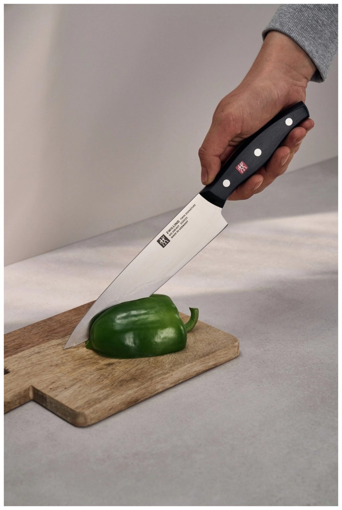 Zwilling Signature Kochmesser mit 20 cm langer Edelstahlklinge und schwarzem Griff im Drei-Nieten-Design, freigestellt fotografiert.
