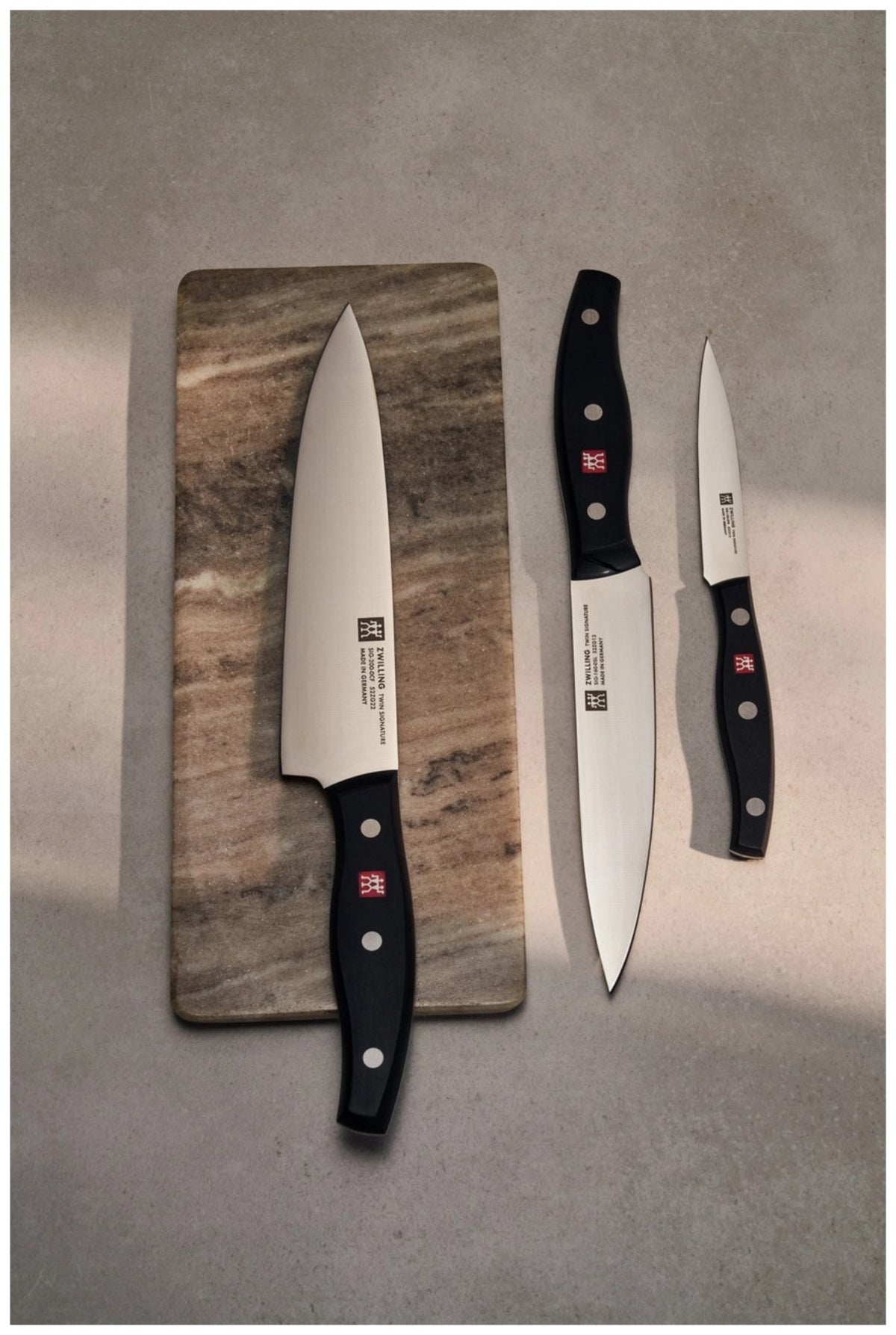 Zwilling Signature Tranchiermesser 16cm aus Edelstahl mit FRIODUR Klinge und Griff im Drei-Nieten-Design, mehrfarbig dargestellt.