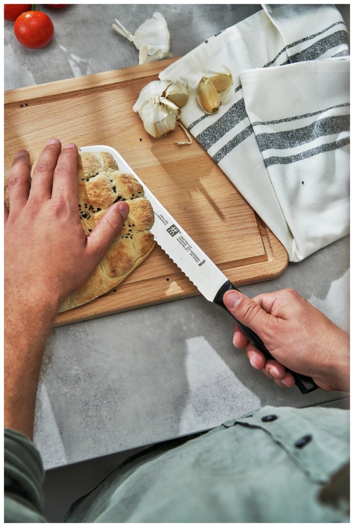 Zwilling Signature Brotmesser mit 20 cm langer Wellenschliff-Klinge aus Edelstahl und ergonomischem Griff im Drei-Nieten-Design, mehrfarbig.