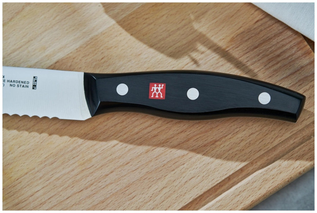 Zwilling Signature Brotmesser mit 20 cm langer Wellenschliff-Klinge aus Edelstahl und ergonomischem Griff im Drei-Nieten-Design, mehrfarbig.