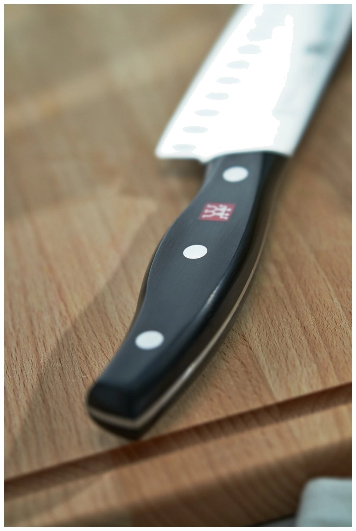 Zwilling Signature Santoku Messer mit 18 cm Klinge aus Edelstahl, Griff im Drei-Nieten-Design, mehrfarbig, Ansicht von Klinge und Griff.