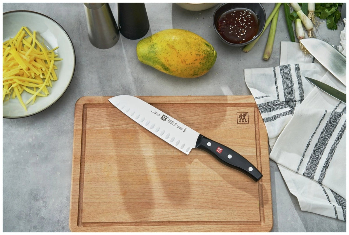 Zwilling Signature Santoku Messer mit 18 cm Klinge aus Edelstahl, Griff im Drei-Nieten-Design, mehrfarbig, Ansicht von Klinge und Griff.