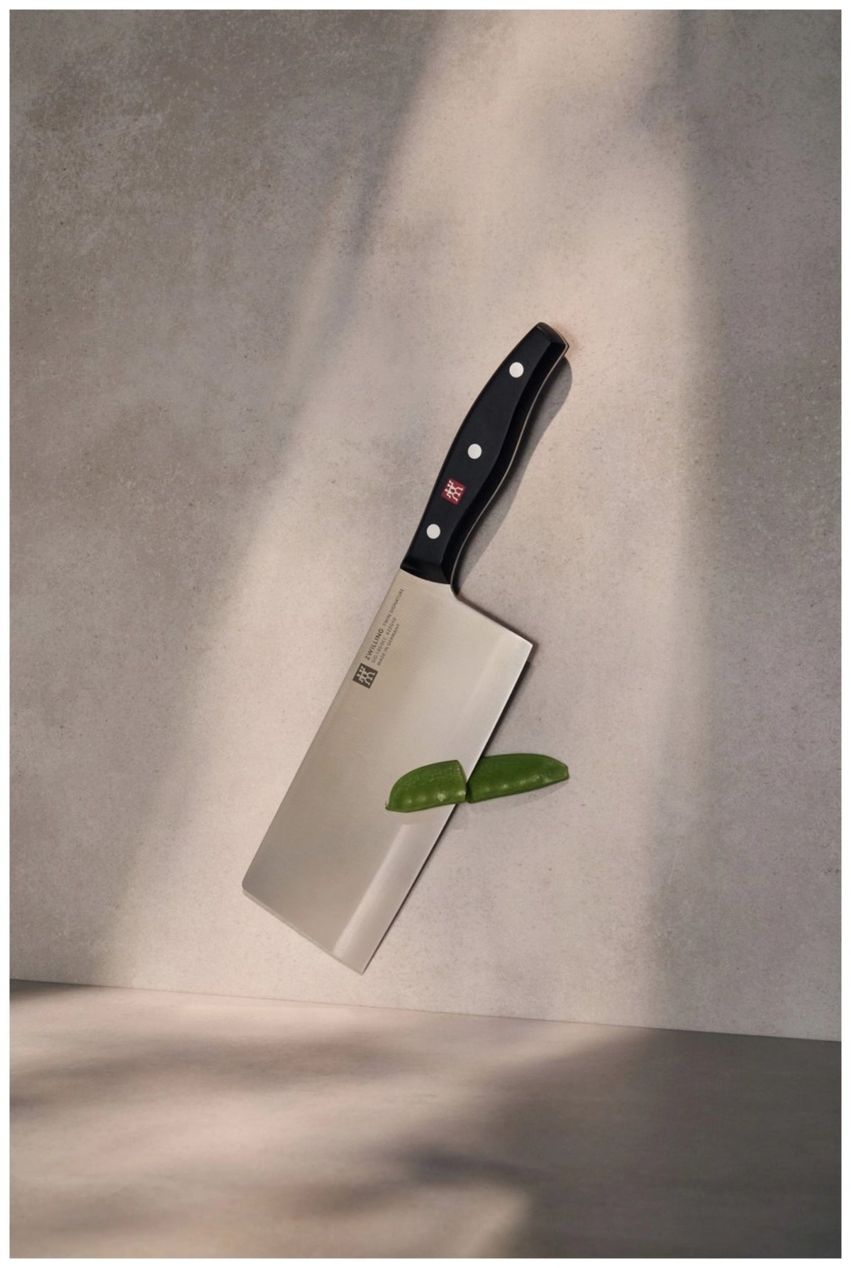 Zwilling Signature Kochmesser mit 18cm hoher Klinge aus Edelstahl, Griff im Drei-Nieten-Design, mehrfarbige Optik, Ansicht von der Seite.