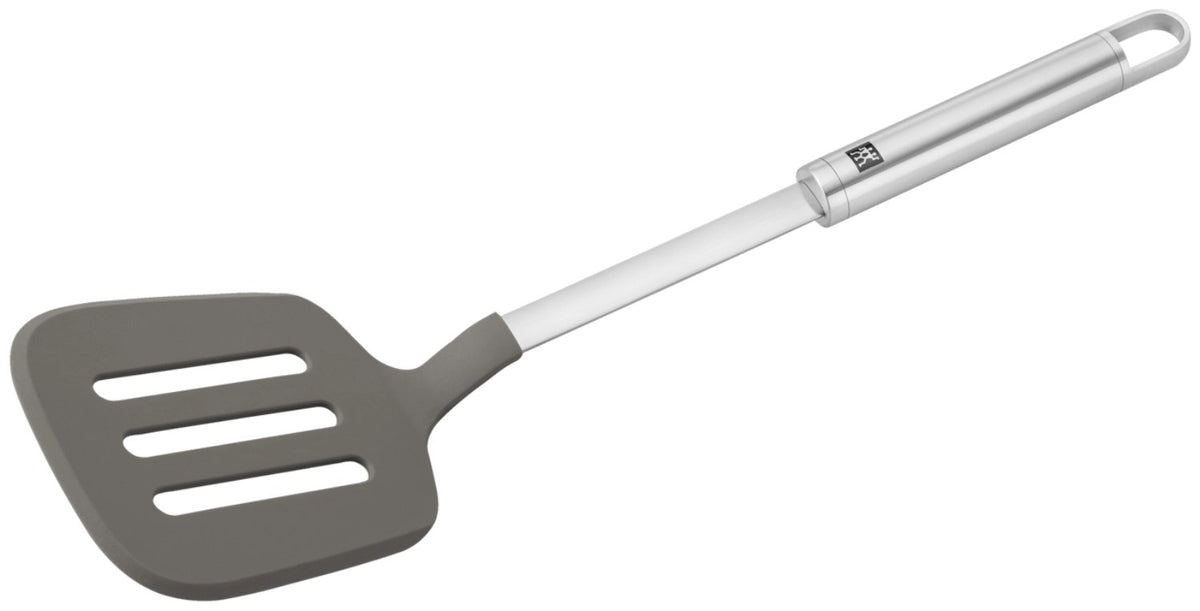 Zwilling Pro Pfannenwender in Silber, 35cm lang, mit breitem Silikonkopf und geformtem Edelstahlgriff auf weissem Hintergrund.