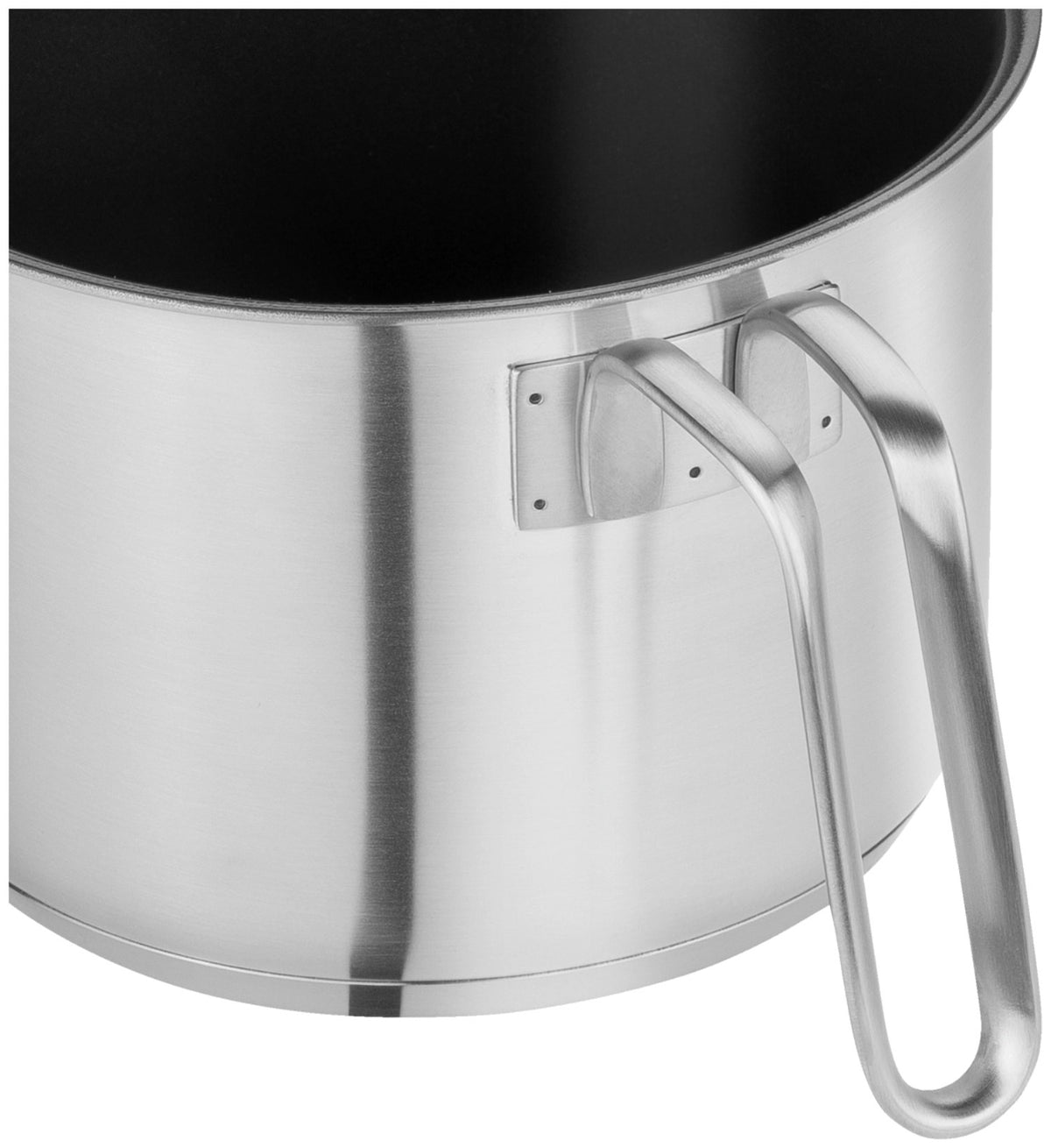 Silberner Milchtopf aus Edelstahl mit Aluminiumkern, Ausgussrand und Stielgriff, Durchmesser 14 cm, auf weissem Hintergrund.