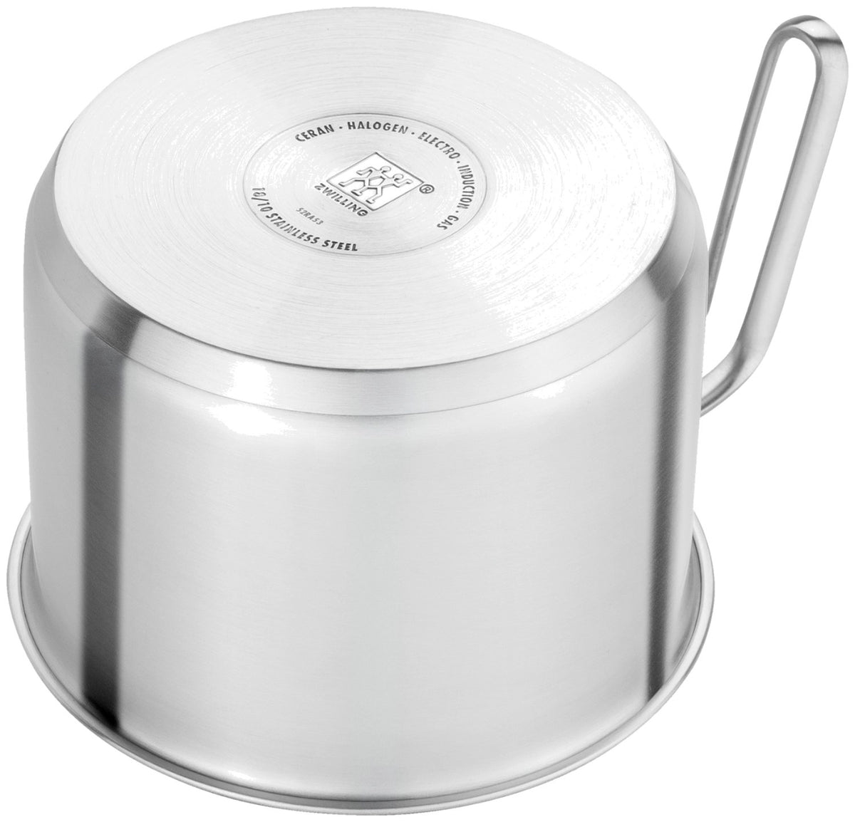 Silberner Milchtopf aus Edelstahl mit Aluminiumkern, Ausgussrand und Stielgriff, Durchmesser 14 cm, auf weissem Hintergrund.