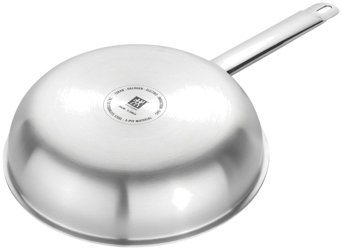 Zwilling Pro Bratpfanne 28 cm aus Edelstahl mit keramischer Antihaftbeschichtung, rundem Boden und langem Griff, Ansicht von oben.