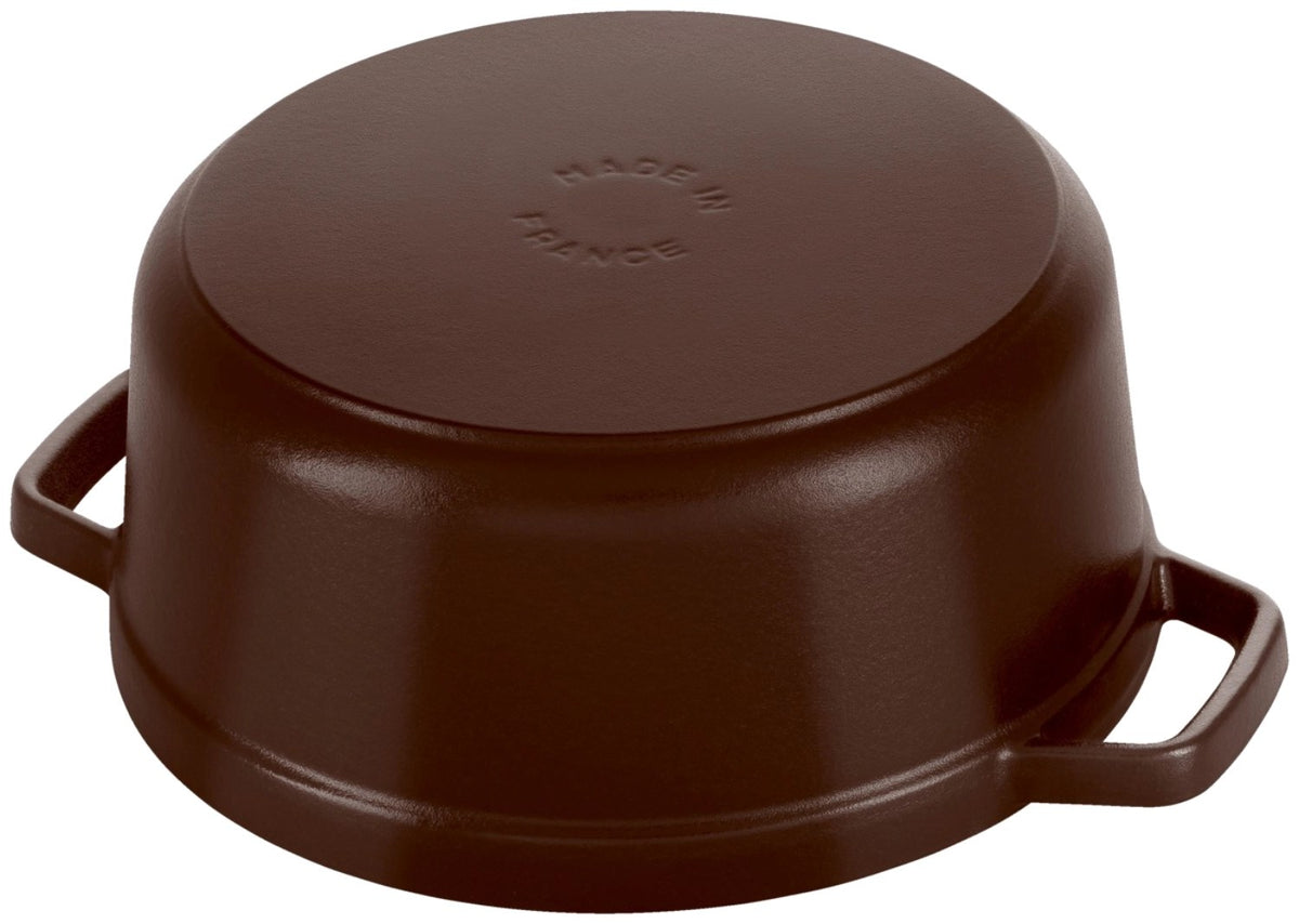 Runde Cocotte aus Gusseisen in der Farbe Chocolat (Braun) von Staub, 20cm Durchmesser, mit passendem Deckel und zwei seitlichen Griffen.