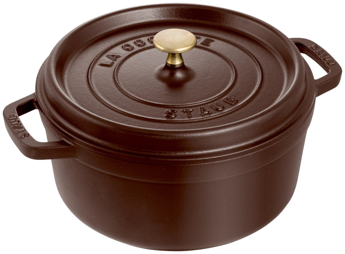 Runde Cocotte aus Gusseisen in der Farbe Chocolat (Braun), Staub, mit Deckel, Durchmesser 28 cm, Ansicht von schräg oben.