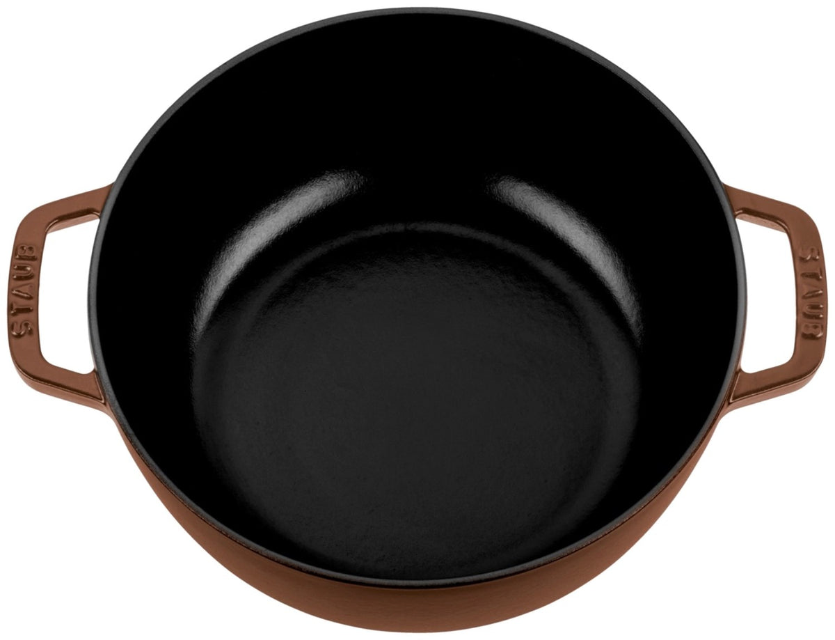 Braune STAUB Cocotte aus Gusseisen, rund, 20 cm, mit Deckel und Tropfenstruktur im Farbton Chocolat, French Oven Design, in Frankreich gefertigt.