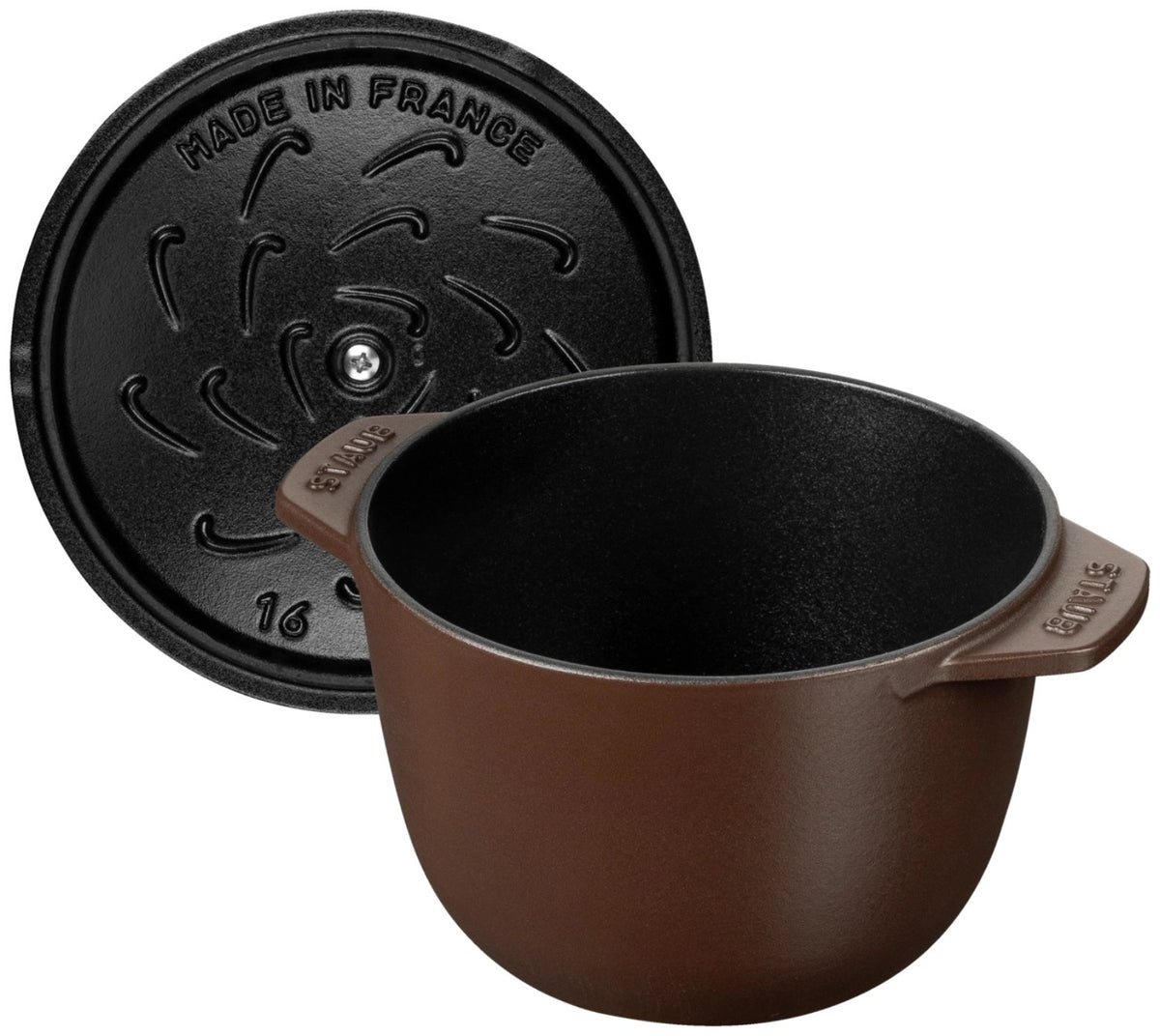 Braune Cocotte aus Gusseisen mit Deckel, rund, 16 cm Durchmesser, matte Chocolat-Farbe, Staub Kochgeschirr auf hellem Hintergrund.