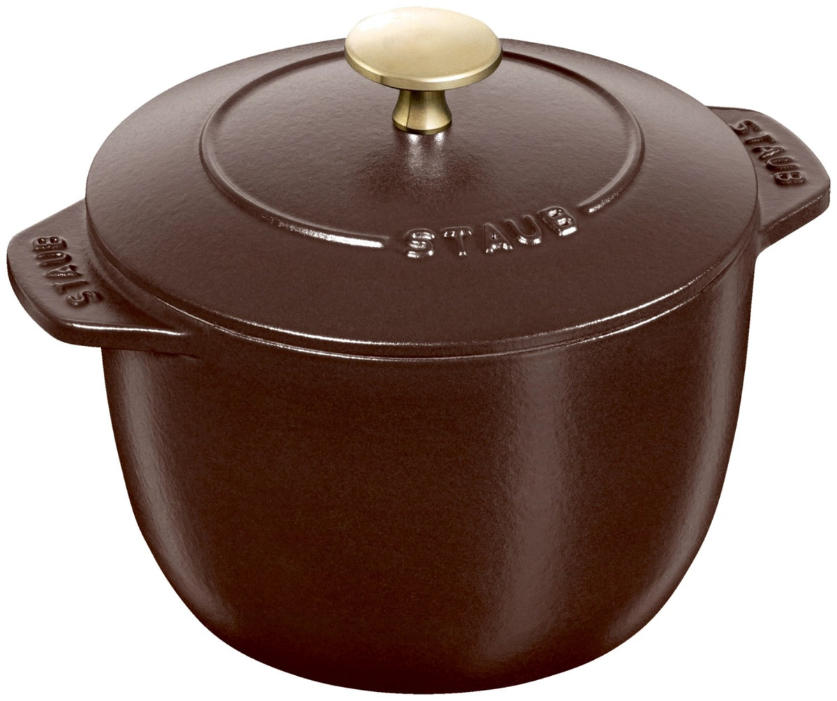 Braune Cocotte aus emailliertem Gusseisen von Staub, rund, mit Deckel, Grösse 20cm, Ansicht von schräg oben auf der Arbeitsfläche.