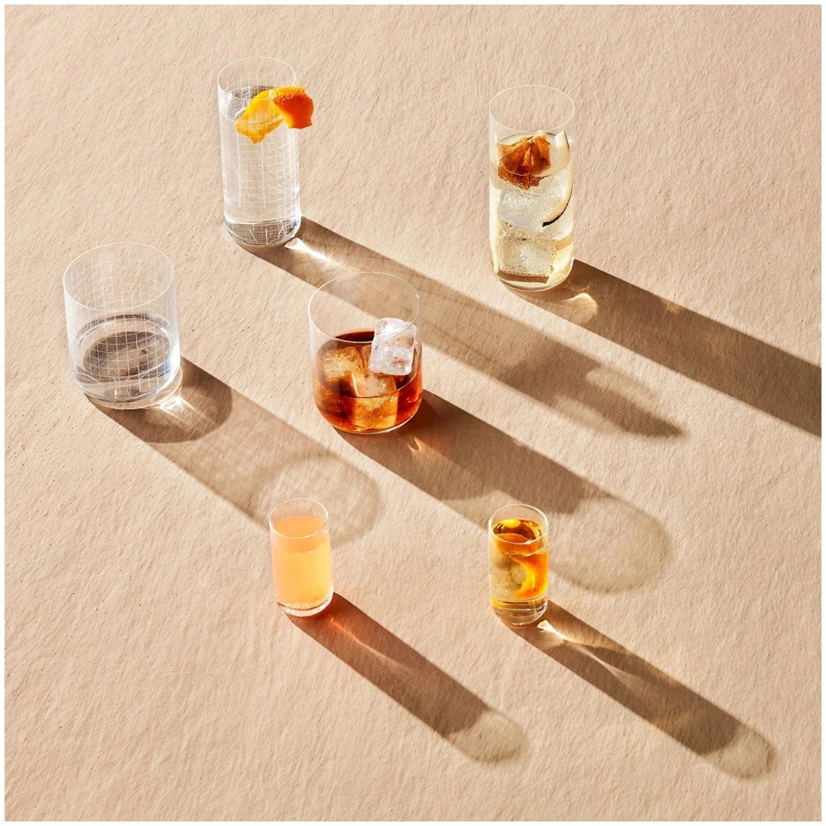 Transparentes Whiskyglas aus bleifreiem Kristallglas mit dezent gewölbtem Boden, schlichte Form, Modell Nude Finesse 30cl auf hellem Hintergrund.