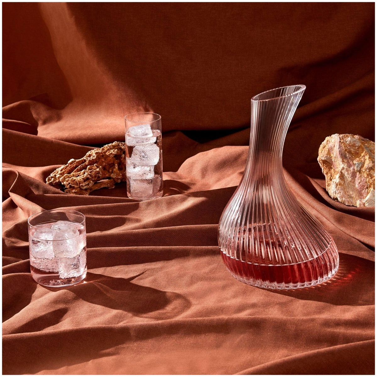 Transparentes Whiskyglas aus bleifreiem Kristallglas mit dezent gewölbtem Boden, schlichte Form, Modell Nude Finesse 30cl auf hellem Hintergrund.