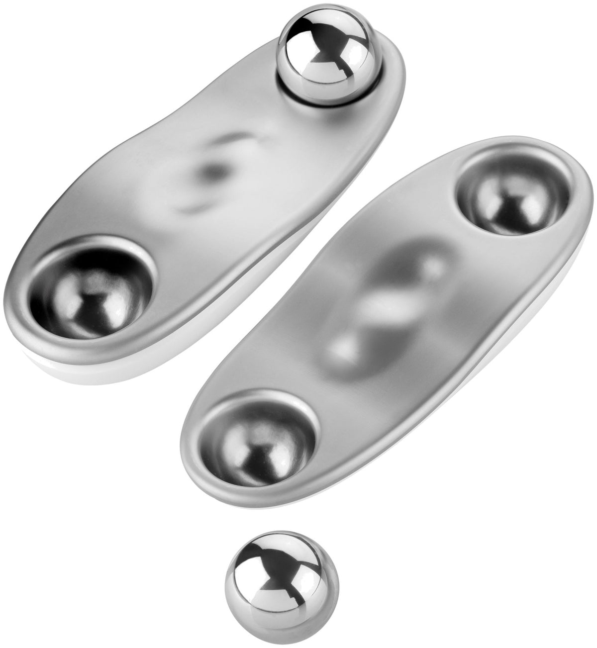 Silberfarbener Cooling Roller mit zwei identischen Kühlkugeln aus Edelstahl, kompaktes Pflegetool in den Massen 4 x 4 x 10 cm.