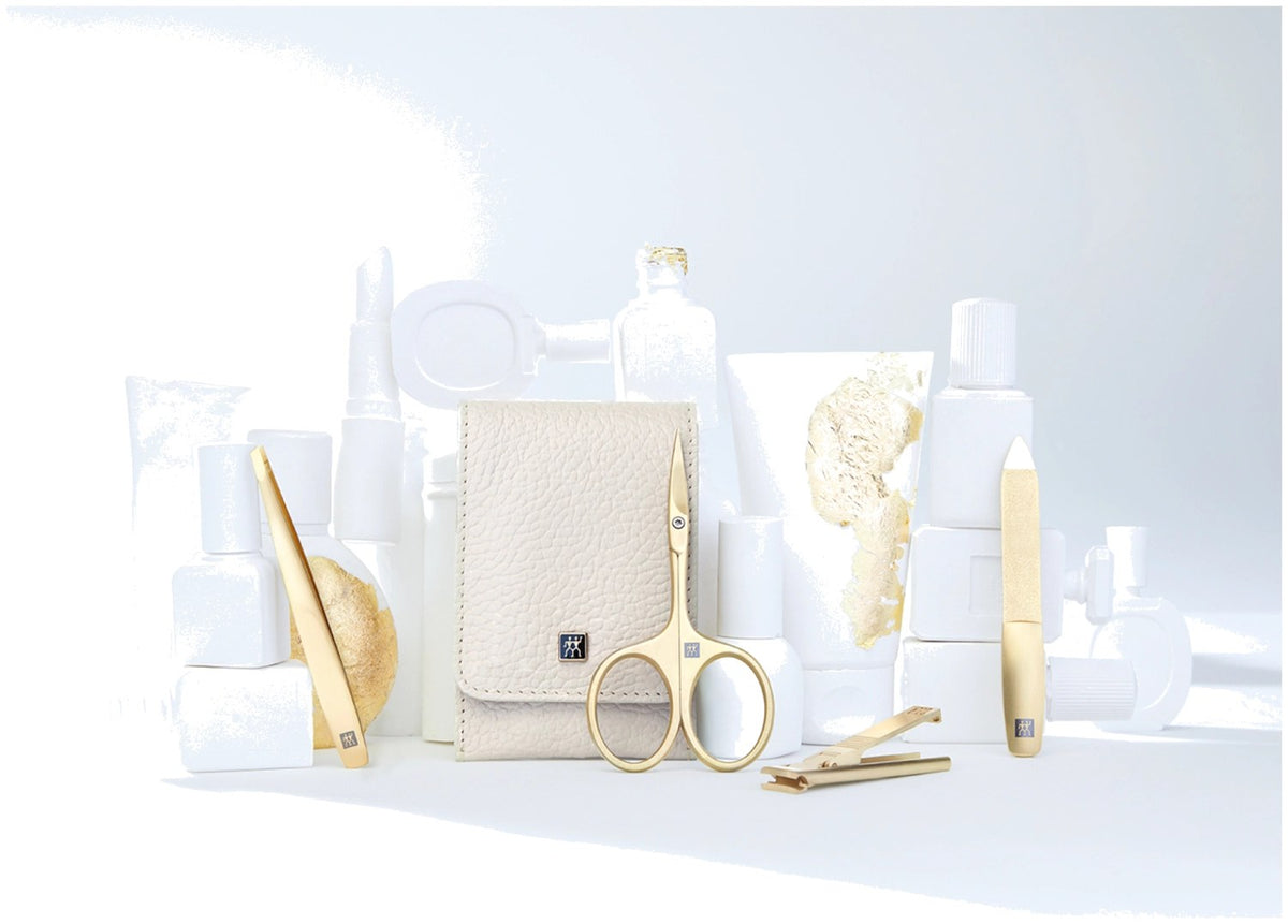 Vierteiliges Nagelpflegeset in beigem Echtleder-Etui mit Druckknopfverschluss von Zwilling Beauty, kompaktes Format für Reise und Alltag.