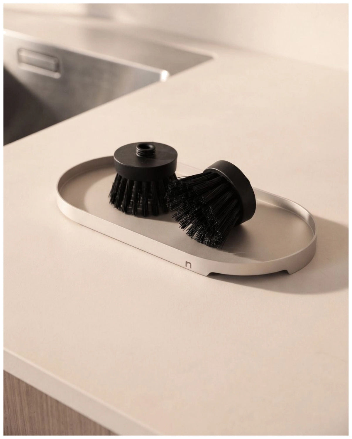 Zwei weisse Wechselbürstenköpfe aus Kunststoff von Nordesign mit dichten Borsten, passend für das magnetische Wechselsystem der Spülbürste.