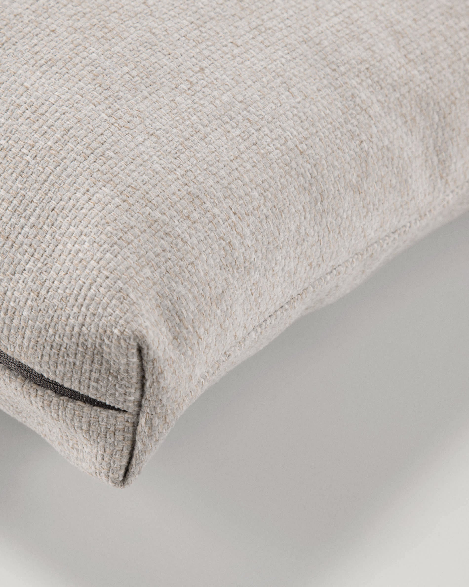 Eleganter Kissenbezug Galene in Beige (30x50 cm) von Kave Home – perfektes Accessoire für stilvolle Wohnräume und harmonische Akzente.