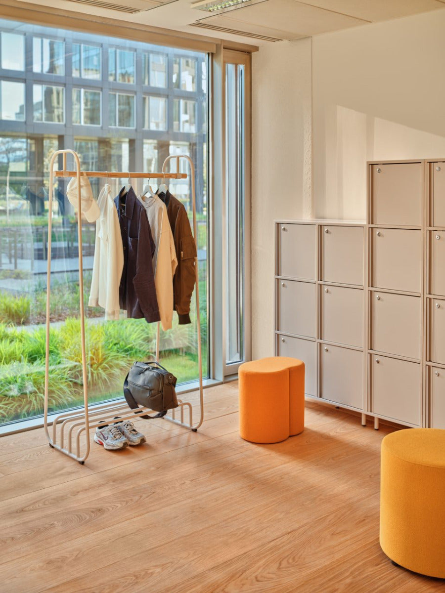 Eleganter freistehender Kleiderständer Mono MN01 von Mdd, ideal für stilvolle Aufbewahrung von Kleidung und Accessoires in modernem Design.