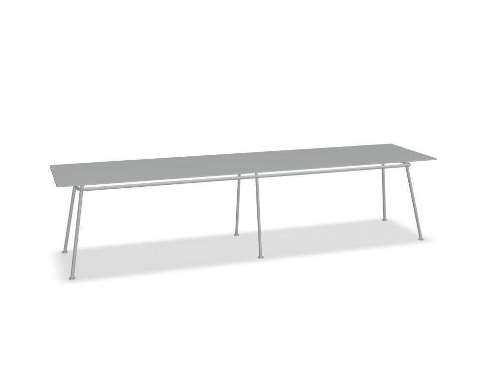 Länglicher Konferenztisch New School von Mdd mit doppelter MDF-Tischplatte in Linoleum Dunkelgrün und Metallgestell mit runden Rohrbeinen.