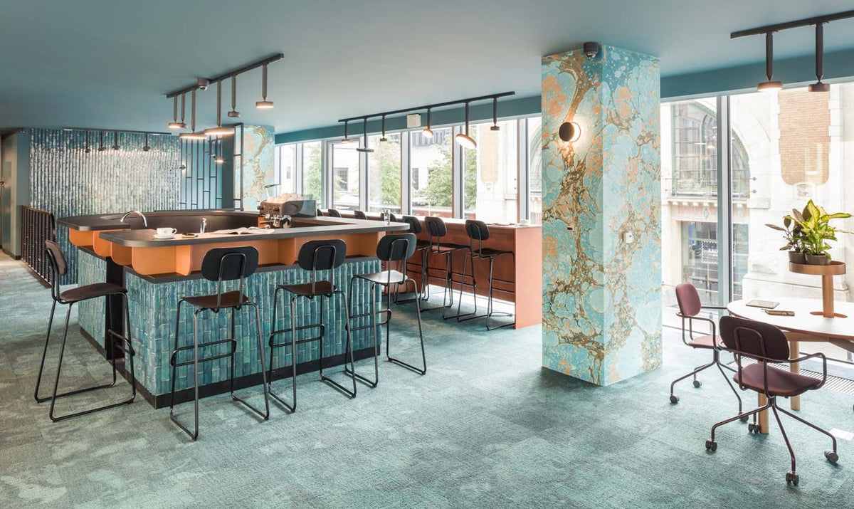 Barhocker New School aus blauem Sperrholz mit pulverbeschichtetem Metallgestell, Freischwinger-Form und integrierter Fussstütze.