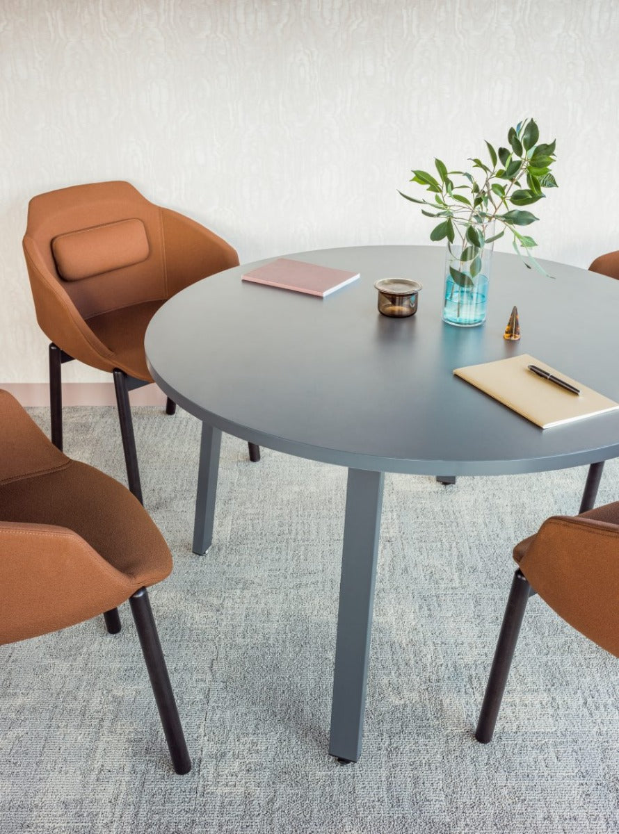 Eleganter Kaffeetisch Ogi A PLF11 von MDD: Runde, helle Tischplatte auf schlankem Holzgestell, ideal für stilvolle Essbereiche und gesellige Runden.
