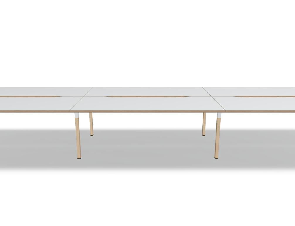 Doppelschreibtisch Ogi B Bench mit weisser Melaminplatte und Gestell aus natürlichem Buchenholz, zwei Arbeitsplätze nebeneinander.