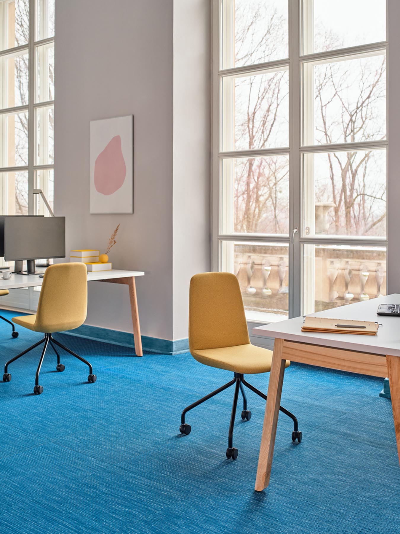 Moderner Mdd Ogi B BOB220E3 Schreibtisch mit eleganter Holzoberfläche und stilvollem schwarzem Gestell, ideal für kreative Arbeitsumgebungen.