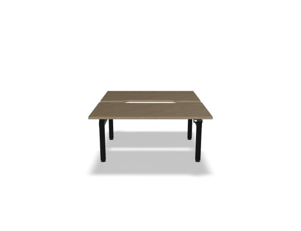 Doppelschreibtisch Ogi Drive Bench in Honigeiche mit schwarzem Metallgestell, zwei Teleskopsäulen und Bedienfeldern für Höhenverstellung.