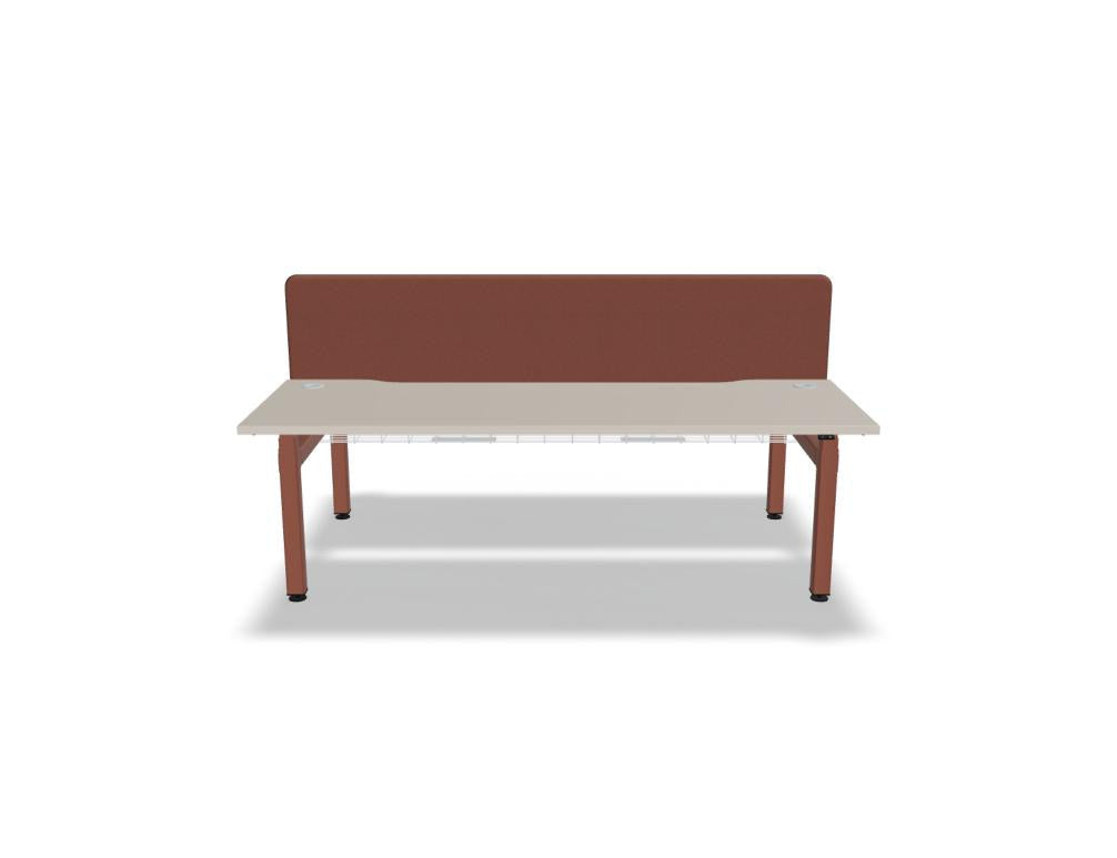 Doppelschreibtisch Ogi Drive Bench in Honigeiche mit schwarzem Metallgestell, zwei Teleskopsäulen und Bedienfeldern für Höhenverstellung.