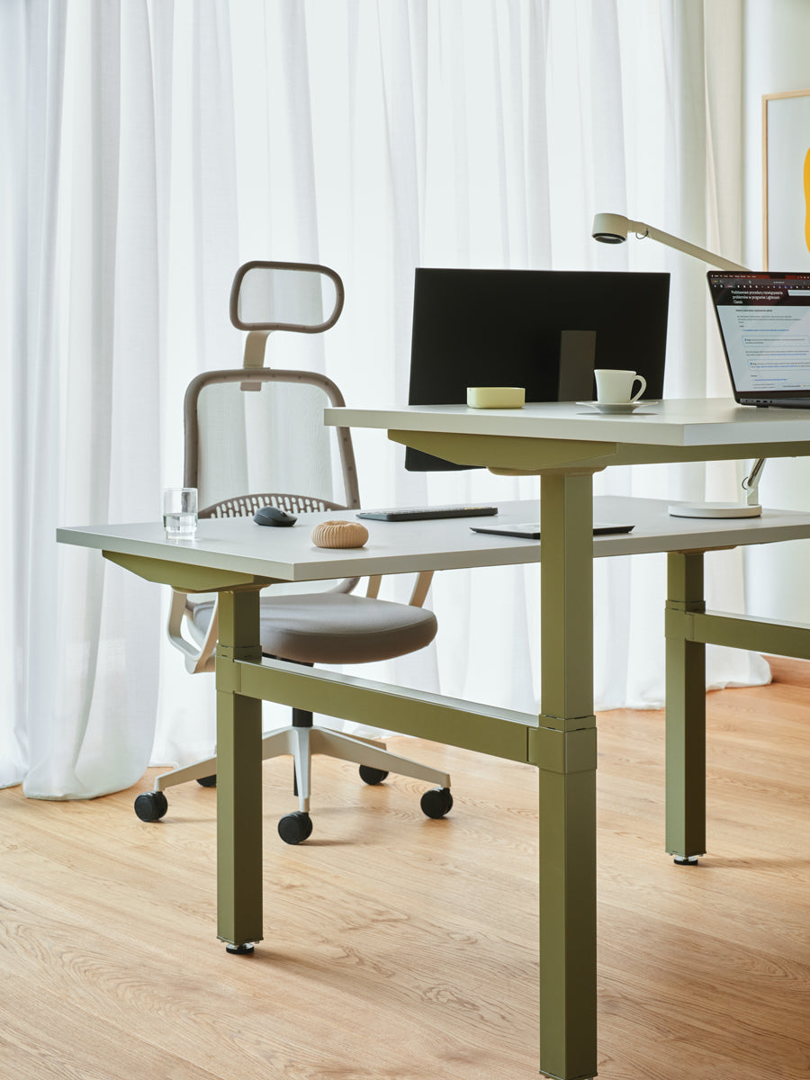 Ogi Drive Bench BOD612: Moderner Doppelschreibtisch mit elegantem Design und elektrischer Höhenverstellung für ergonomisches Arbeiten.