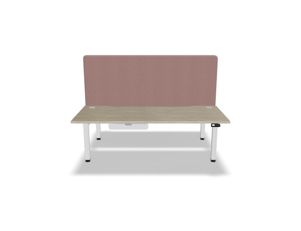 Doppelschreibtisch Ogi Drive Bench in Honigeiche mit schwarzem Metallgestell, zwei Teleskopsäulen und Bedienfeldern für Höhenverstellung.