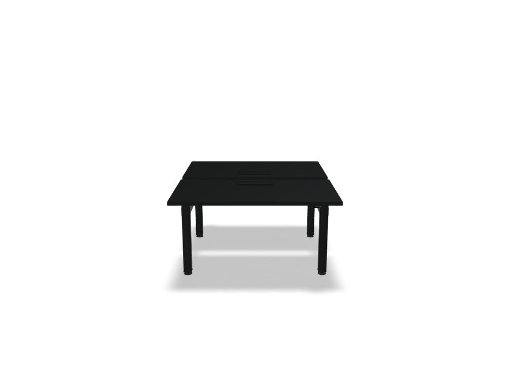 Doppelschreibtisch Ogi Drive Bench in Honigeiche mit schwarzem Metallgestell, zwei Teleskopsäulen und Bedienfeldern für Höhenverstellung.