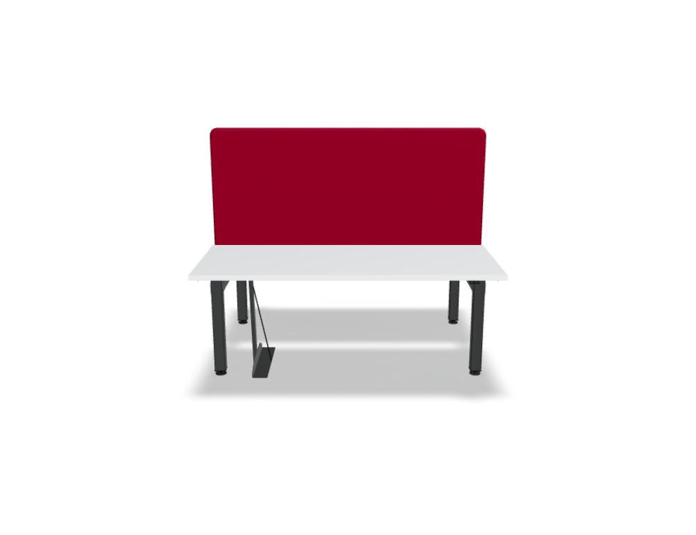 Doppelschreibtisch Ogi Drive Bench in Honigeiche mit schwarzem Metallgestell, zwei Teleskopsäulen und Bedienfeldern für Höhenverstellung.