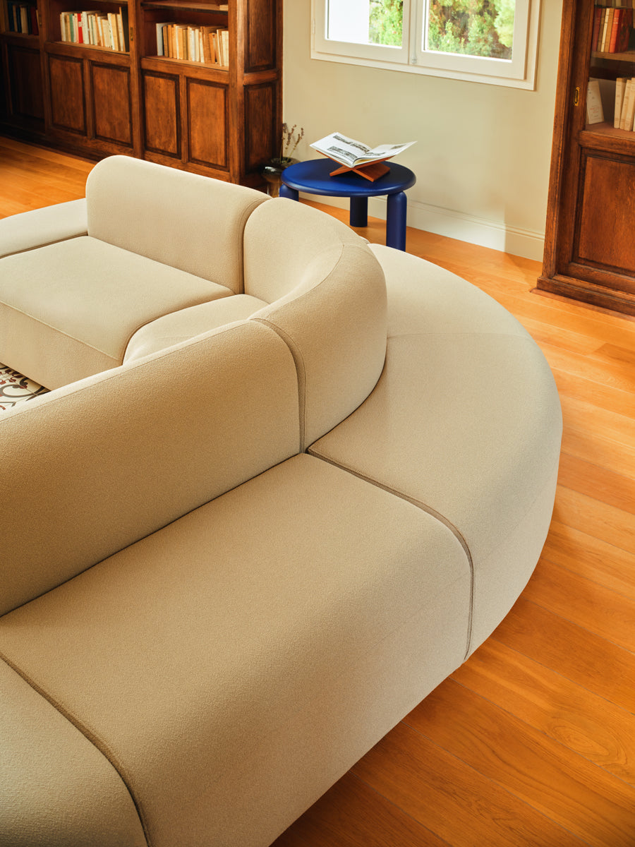 Stylisches, doppelseitiges Sofa Artiko AT09 von MDD, mit elegantem Design, bequemen Sitz und harmonischen beige-grauen Farbtönen.