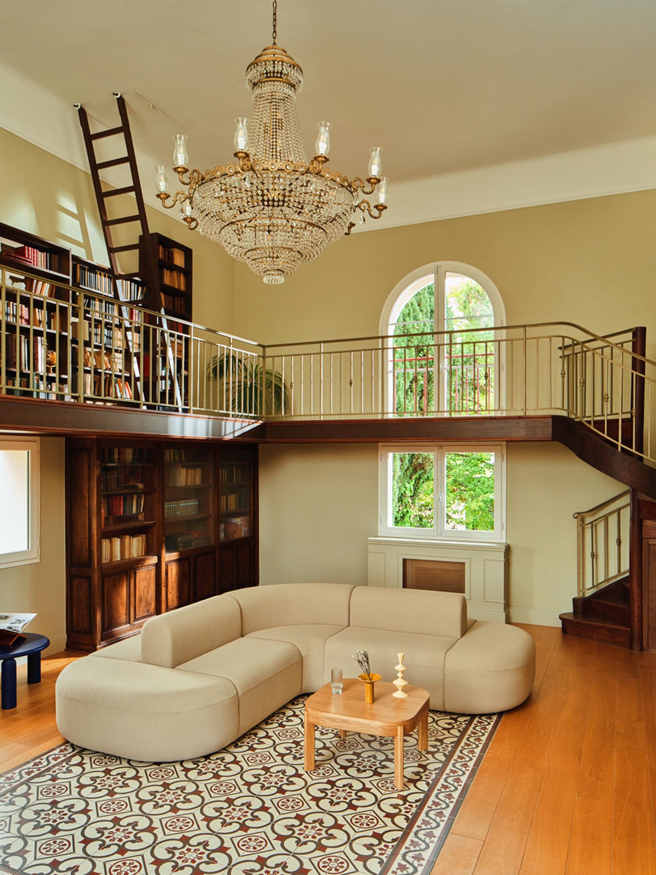 Elegantes, doppelseitiges Sofa Artiko AT09 von MDD, ideal für moderne Wohnräume und vielseitige Nutzungsmöglichkeiten.