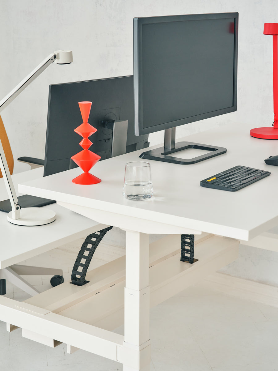 Ogi Drive Bench BOD714: Stilvoller, elektrisch höhenverstellbarer Doppelschreibtisch mit praktischer Kabelschiene für optimales Arbeiten.
