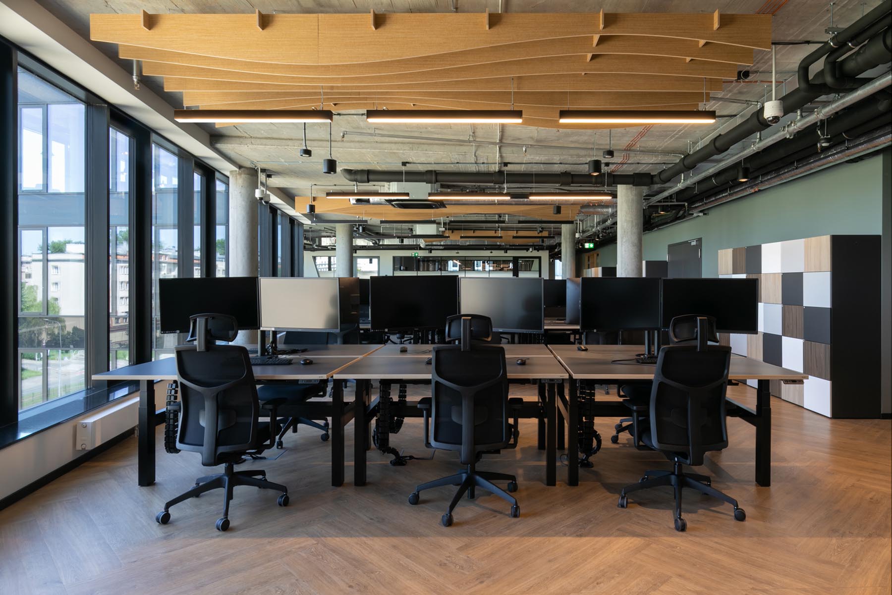 Moderne Ogi Drive Bench mit elegantem Design, elektrisch höhenverstellbar, ideal für effizientes Arbeiten im Team mit integrierter Kabelschiene.