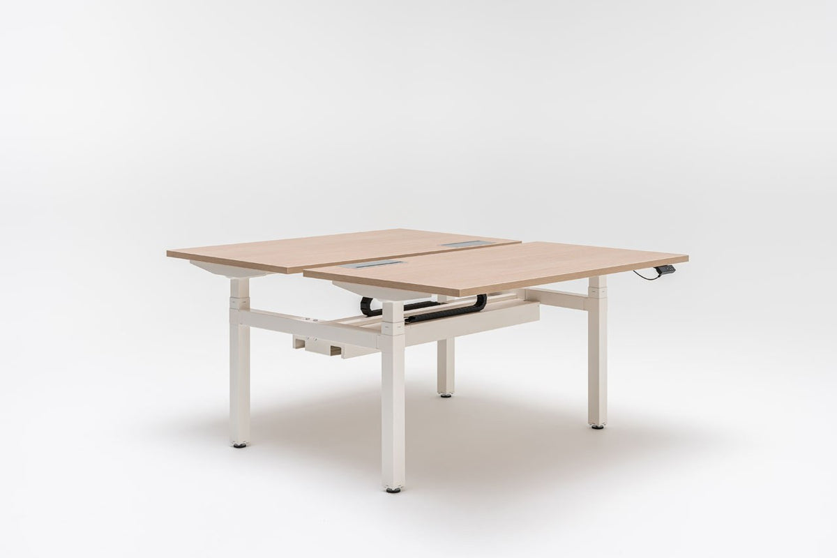 Doppelschreibtisch Ogi Drive Bench von Mdd in Honigeiche mit schwarzem Metallgestell und zweimotorigem Hubmechanismus.