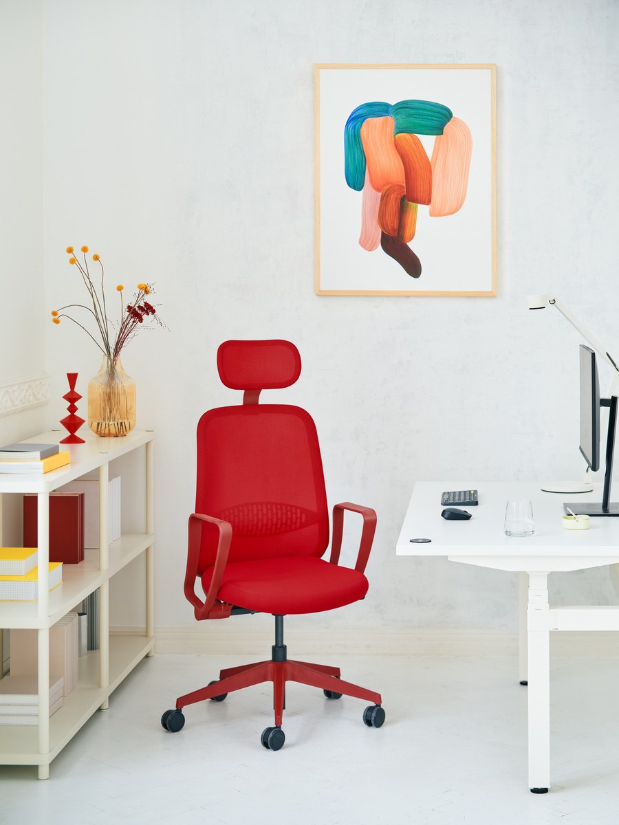 Doppelschreibtisch Ogi Drive Bench von Mdd in Honigeiche mit schwarzem Metallgestell und zweimotorigem Hubmechanismus.