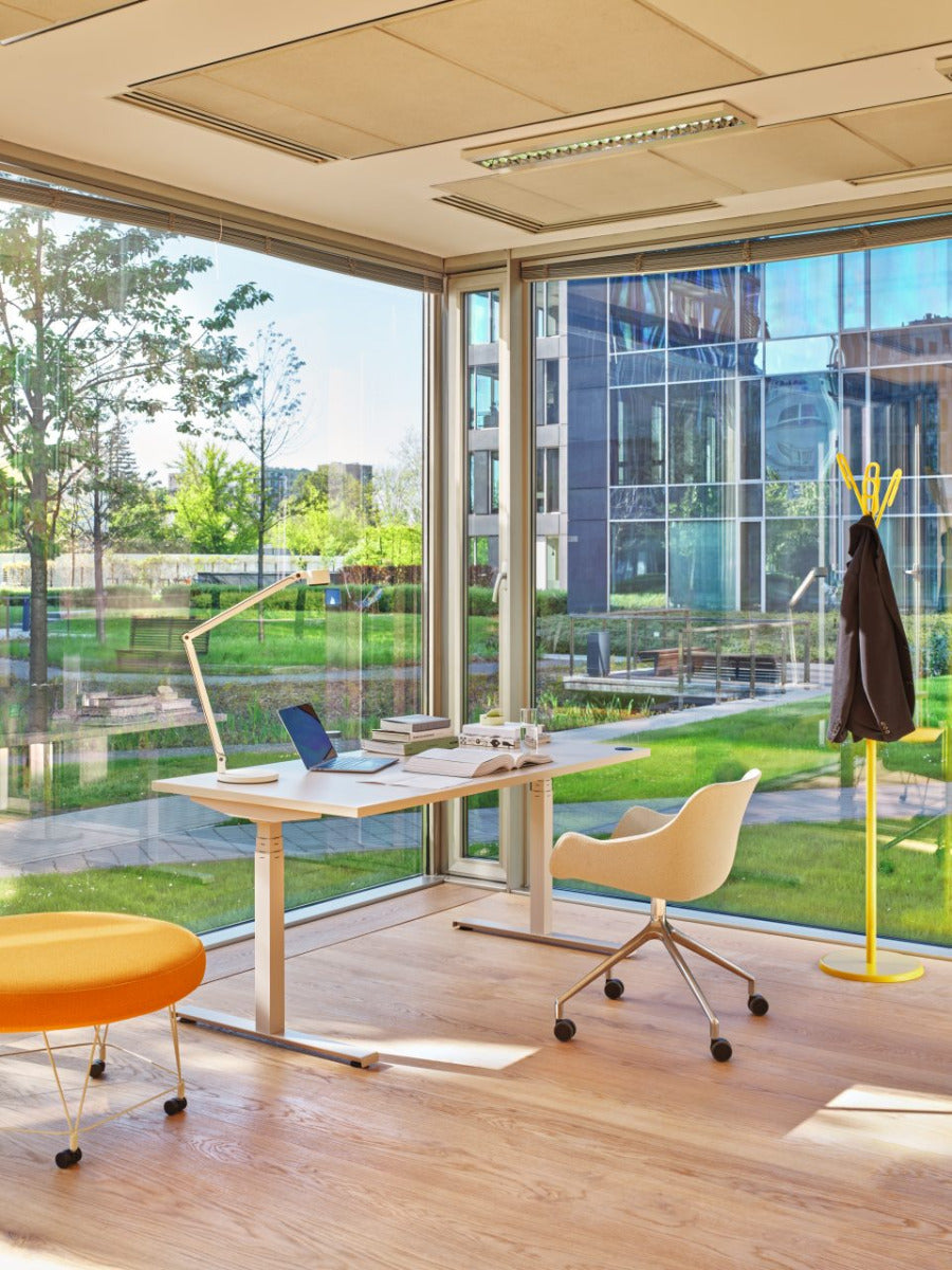 Eleganter, elektrisch höhenverstellbarer Schreibtisch Ogi Drive BOD687 mit robustem zweimotorigem Gestell für flexibles Arbeiten.