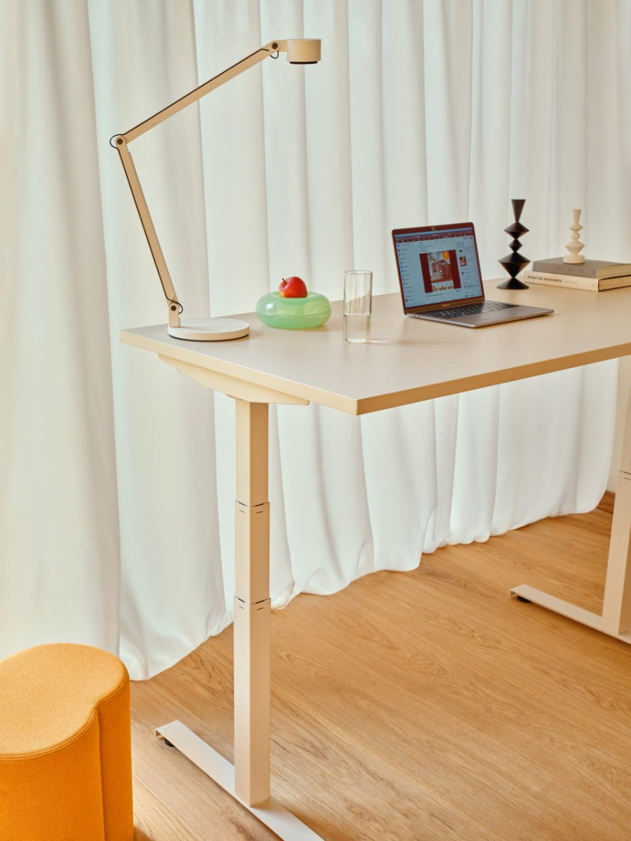 Eleganter, höhenverstellbarer Schreibtisch Ogi Drive BOD687 mit robustem zweimotorigen Gestell für flexibles und gesundes Arbeiten.