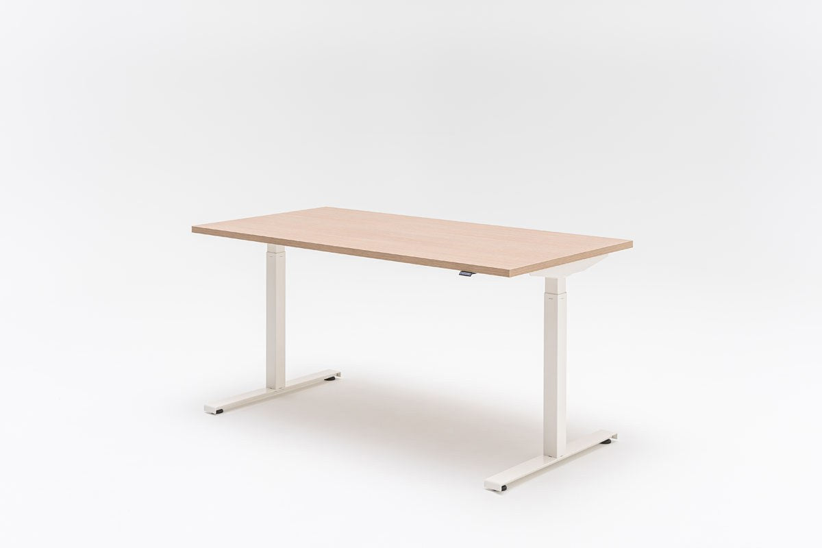 Elektrisch höhenverstellbarer Schreibtisch Ogi Drive von Mdd mit Melaminplatte in Honigeiche und schwarzem Metallgestell auf zwei Motoren.
