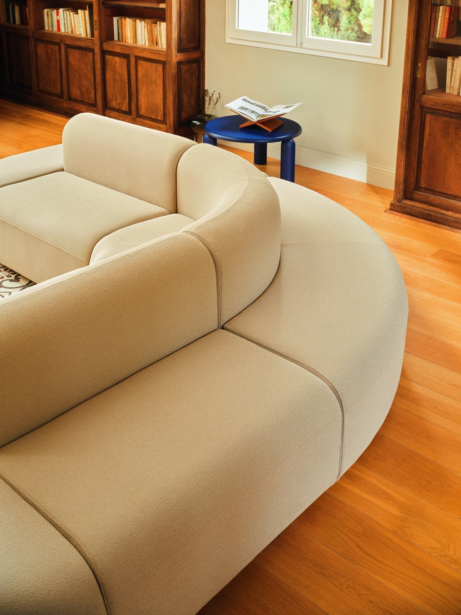 Doppelseitiges Sofa Artiko in Hellgrau mit gepolsterter Sitzfläche und Rückenlehne, Gestell aus Metall und MDF-Platte.