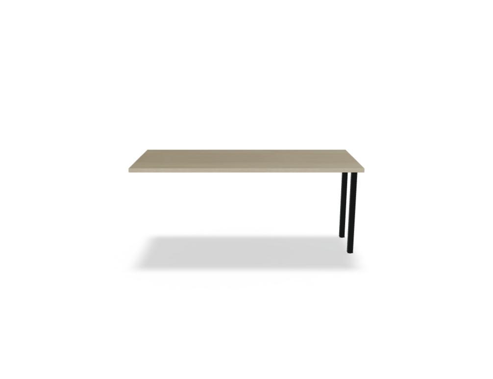 Schreibtisch Ogi M von Mdd mit Tischplatte in Honigeiche und schwarzem Metallgestell im 40x40 mm Profil, schräge Beine.