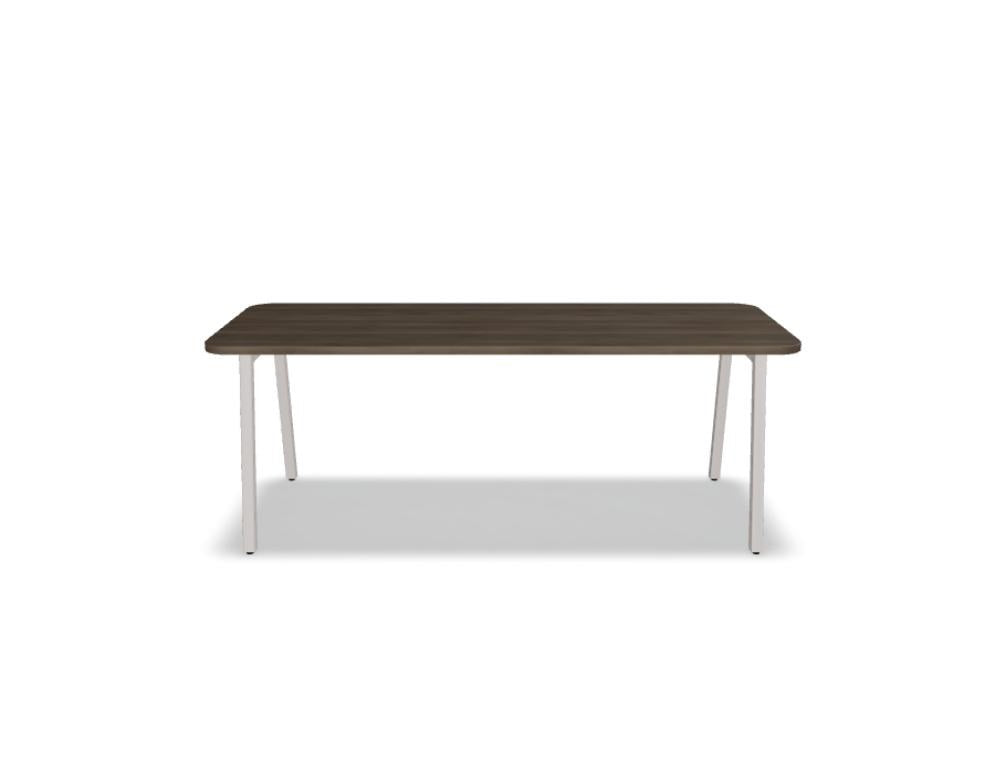 Schreibtisch Ogi M von Mdd mit Tischplatte in Honigeiche und schwarzem Metallgestell im 40x40 mm Profil, schräge Beine.