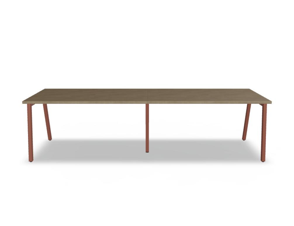 Schreibtisch Ogi M von Mdd mit Tischplatte in Honigeiche und schwarzem Metallgestell im 40x40 mm Profil, schräge Beine.