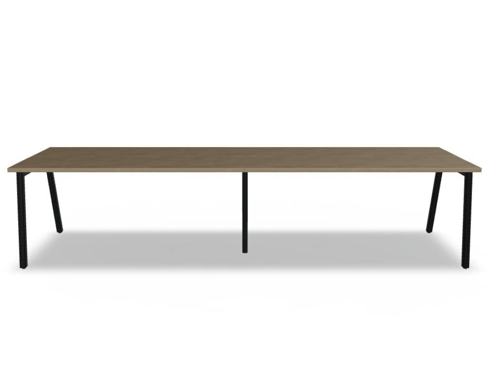 Schreibtisch Ogi M von Mdd mit Tischplatte in Honigeiche und schwarzem Metallgestell im 40x40 mm Profil, schräge Beine.