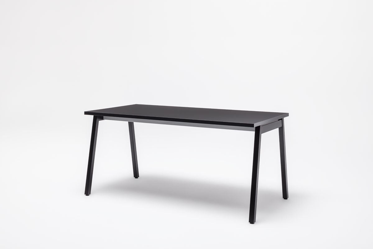 Schreibtisch Ogi M von Mdd mit Tischplatte in Honigeiche und schwarzem Metallgestell im 40x40 mm Profil, schräge Beine.