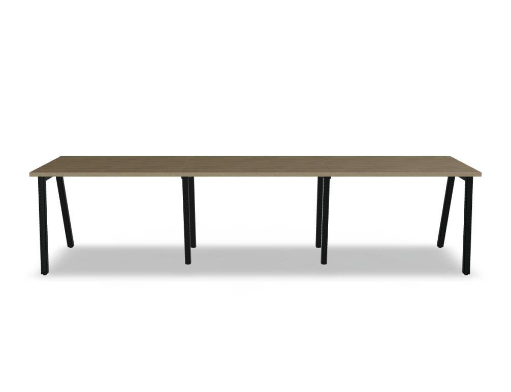 Schreibtisch Ogi M von Mdd mit Tischplatte in Honigeiche und schwarzem Metallgestell im 40x40 mm Profil, schräge Beine.